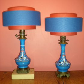 € 350,= (set v 2 stuks) &<br>lampenkap 25/35 cm vanaf € 185,= p.stuk olielamp-blauw-met-retro-lampenkap-19e-eeuw-antiek