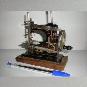 toy-sewing-machine-tin-casige-30s-antique