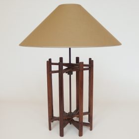 € 149,= & kap 55 cm vanaf € 107,=<br>
2 stuks beschikbaar lamp-hout-gemaakt-van-antiek-houten-spoel-van-weefgetouw-met-schuin-model-lampenkap
