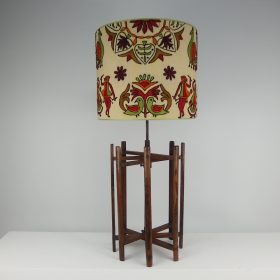 € 149,= & kap 35 cm vanaf € 94,=<br>
2 stuks beschikbaar lamp-hout-gemaakt-van-antiek-houten-spoel-van-weefgetouw-met-hoog-recht-model-lampenkap