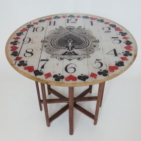 € 149,= tafel-hout-spoel-weefgetouw-kaartspel-wijzerplaat-klok-antiek