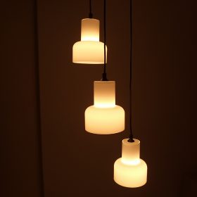 € 245,= hanglamp-met-drie-opaline-glazen-kappen-retro-stijl