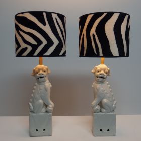 € 272,= (set lampen) &<br>lampenkap 17 cm vanaf € 41,= p.stuk set-lampen-porselein-tempelleeuw-china-met-recht-model-lampenkap