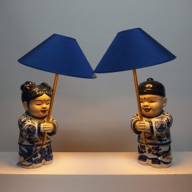 € 452,= (set van 2 stuks) &<br>lampenkap 30 cm vanaf € 47,= p.stuk lamp-porselein-chineze-kinderen-met-schuin-model-lampenkap