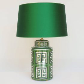 € 186,= & kap 40 cm vanaf € 96,=<br>
2 stuks beschikbaar lamp-porselein-met-meander-in-napoleon-stijl-met-middel-laag-model-lampenkap