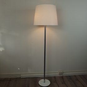 € 225,= & kap 50 cm va € 135,= vloerlamp-metaal-artiforte-lampenkap-jaren-50-vintage