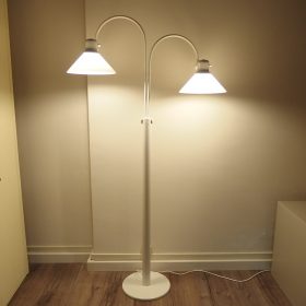 € 245,= vloerlamp-metaal-wit-met-draaibare-opaline-glazen-schalen-jaren-80-vintage