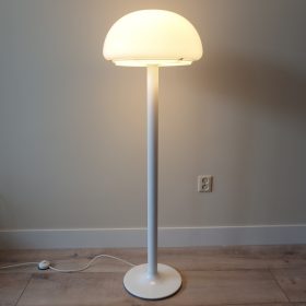 VERKOCHT vloer-lamp-metaal-met-kunststof-lampenkap-atelje-lyktan-ahus-zweden-jaren-70-vintage