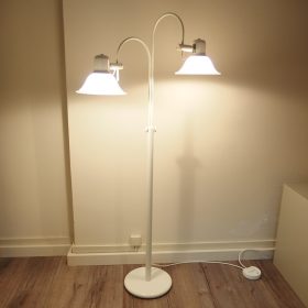 € 295,= vloerlamp-metaal-wit-met-draaibare-opaline-glazen-schalen-jaren-80-vintage