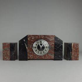 marmer-mantel-klok-op-batterij-met-zijstukken-art-deco-jaren-300
