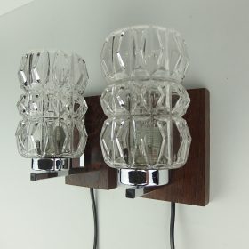 € 129,= (2 stuks) vintage-wandlamp-teak-chroom-met-glazen-lampenkap-jaren-50-scandinavie-stijl
