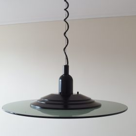 € 240,=<br>2 stuks beschikbaar trekpendel-hanglamp-metaal-en-zwart-glas-schijf-steinhauer-jaren-80-vintage