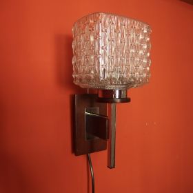 € 129,= (2 stuks) vintage-wandlamp-teak-chroom-met-glazen-lampenkap-jaren-50-scandinavie-stijl