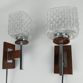 vintage-wandlamp-teak-chroom-met-glazen-lampenkap-jaren-50-scandinavie-stijl